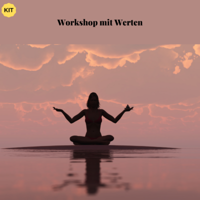 Frau in Yoga-Position bei Sonnenuntergang